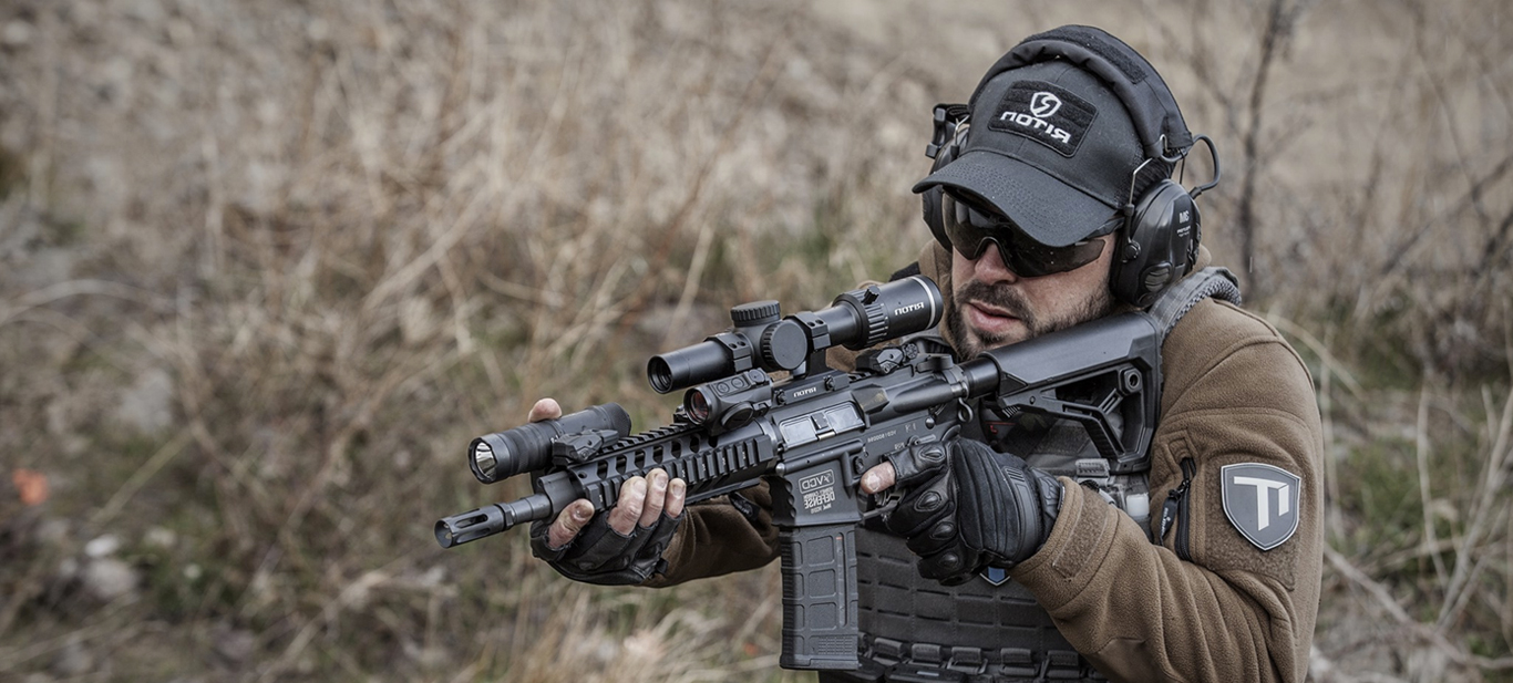 Homme en position de tir tenant une arme Lebel